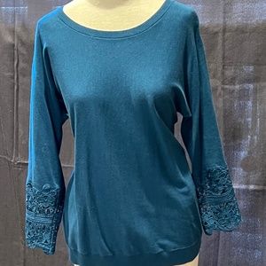 Long sleeve teal round neck sweater.